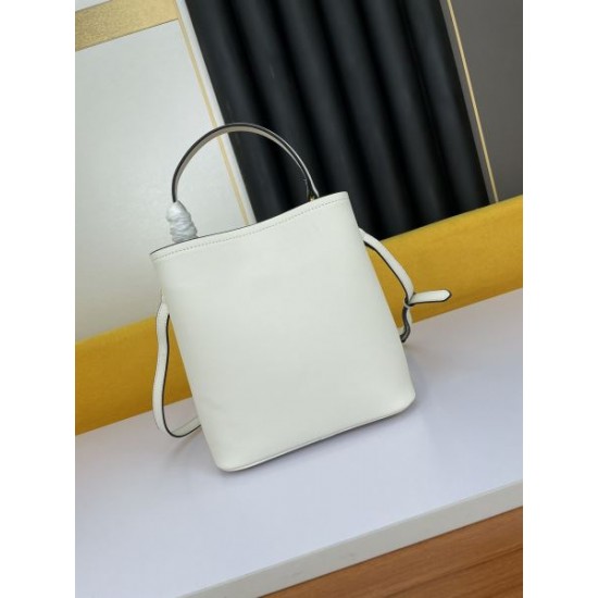 オシャレスタイルは今季も 2024SS トートバッグ PRADA プラダ オシャレスタイルは今季も 2024SS トートバッグ PRADA プラダ
