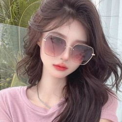 CHANEL シャネル 2024SS サングラス スタイリッシュな雰囲気