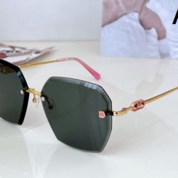 FERRAGAMO サルヴァトーレ フェラガモ 2024SS サングラス コーデの主役