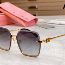 MIU MIU ミュウミュウ 2024SS サングラス 春夏期間大活躍