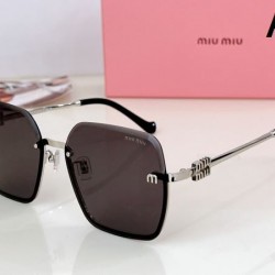MIU MIU ミュウミュウ 2024SS サングラス お洒落スタイル