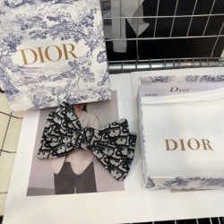 今年流の人気コーデ 2024SS 髪飾り DIOR ディオール