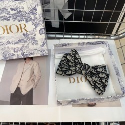 今年流の人気コーデ 2024SS 髪飾り DIOR ディオール