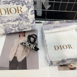 毎シーズン活躍する 2024SS 髪飾り DIOR ディオール