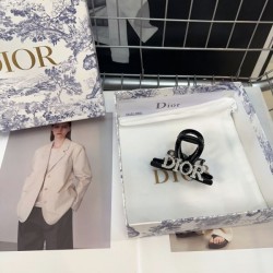 毎シーズン活躍する 2024SS 髪飾り DIOR ディオール