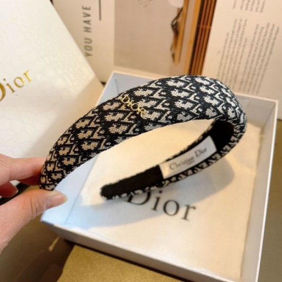 着回し力抜群大人気 2024SS 髪飾り DIOR ディオール 着回し力抜群大人気 2024SS 髪飾り DIOR ディオール