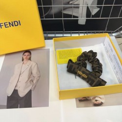 特に今期の春夏注目 2024SS 髪飾り FENDI フェンデイ