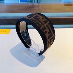 夏おしゃれを先取り 2024SS 髪飾り FENDI フェンデイ