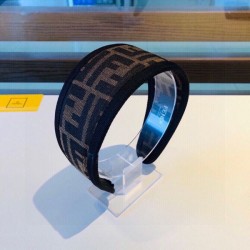 夏おしゃれを先取り 2024SS 髪飾り FENDI フェンデイ