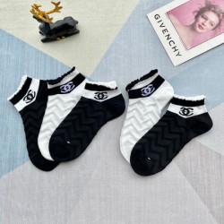 2024SS 靴下 CHANEL シャネル 定番のストリートスタイル