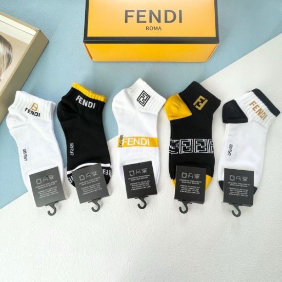 2024SS 靴下 FENDI フェンデイ オシャレスタイルは今季も 2024SS 靴下 FENDI フェンデイ オシャレスタイルは今季も