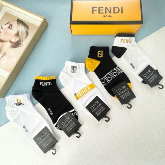 2024SS 靴下 FENDI フェンデイ オシャレスタイルは今季も 2024SS 靴下 FENDI フェンデイ オシャレスタイルは今季も