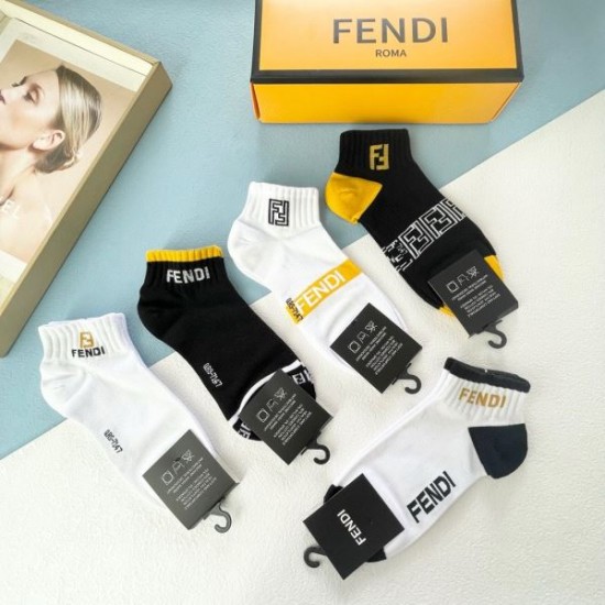 2024SS 靴下 FENDI フェンデイ オシャレスタイルは今季も 2024SS 靴下 FENDI フェンデイ オシャレスタイルは今季も