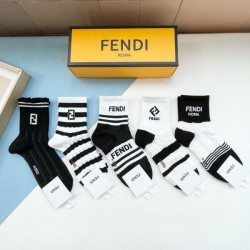 2024SS 靴下 FENDI フェンデイ ストリートに溢れるウェア