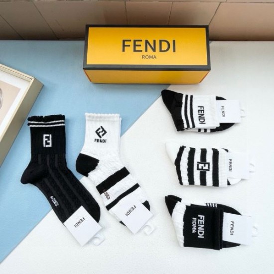 2024SS 靴下 FENDI フェンデイ ストリートに溢れるウェア 2024SS 靴下 FENDI フェンデイ ストリートに溢れるウェア