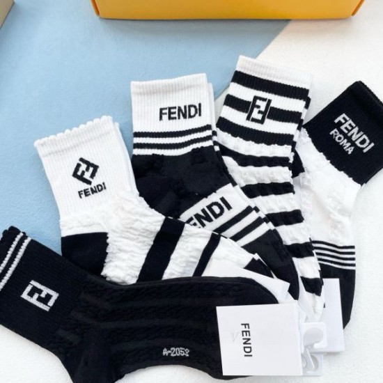 2024SS 靴下 FENDI フェンデイ ストリートに溢れるウェア 2024SS 靴下 FENDI フェンデイ ストリートに溢れるウェア