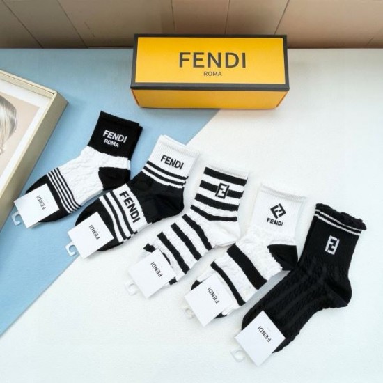 2024SS 靴下 FENDI フェンデイ ストリートに溢れるウェア 2024SS 靴下 FENDI フェンデイ ストリートに溢れるウェア