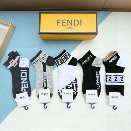 2024SS 靴下 FENDI フェンデイ セレブや芸能人からも愛用 2024SS 靴下 FENDI フェンデイ セレブや芸能人からも愛用