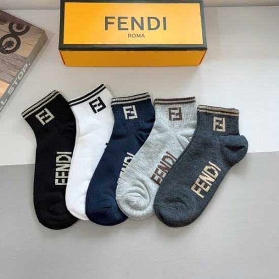 2024SS 靴下 FENDI フェンデイ 大人っぽいスタイルが完成 2024SS 靴下 FENDI フェンデイ 大人っぽいスタイルが完成