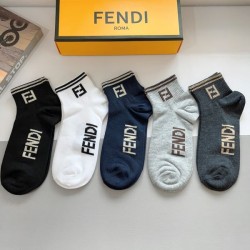 2024SS 靴下 FENDI フェンデイ 大人っぽいスタイルが完成
