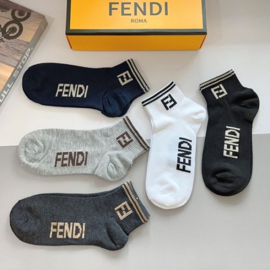 2024SS 靴下 FENDI フェンデイ 大人っぽいスタイルが完成 2024SS 靴下 FENDI フェンデイ 大人っぽいスタイルが完成