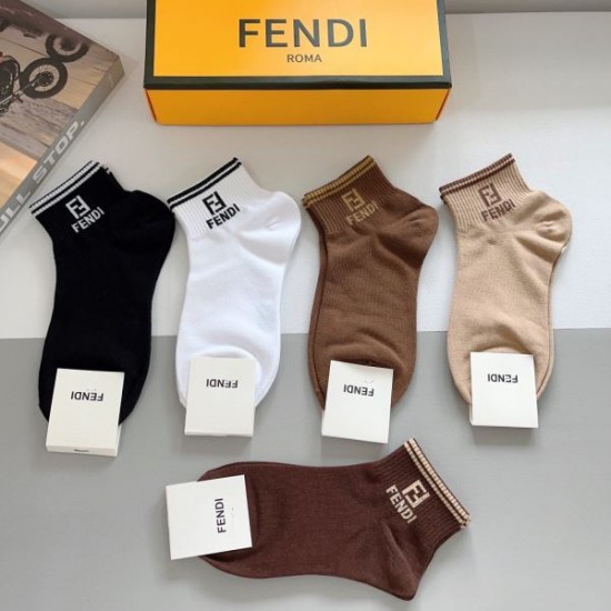 2024SS 靴下 FENDI フェンデイ 季節感あふれる注目の新作 2024SS 靴下 FENDI フェンデイ 季節感あふれる注目の新作