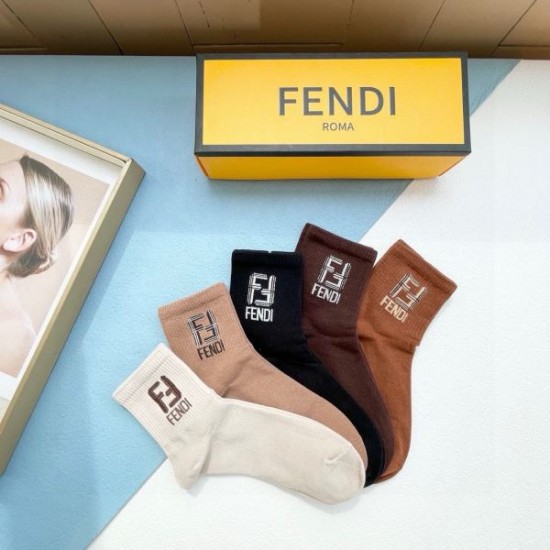 2024SS 靴下 FENDI フェンデイ 今季は色を使った注目新品 2024SS 靴下 FENDI フェンデイ 今季は色を使った注目新品