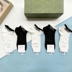 2024SS 靴下 GUCCI グッチ 上品なカジュアルコーデに