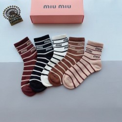 2024SS 靴下 MIU MIU ミュウミュウ 斬新なスタイル