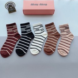 2024SS 靴下 MIU MIU ミュウミュウ 斬新なスタイル