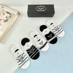 2024SS 靴下 PRADA プラダ 最新ファッションのポイント