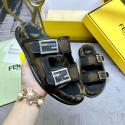 2024SS 夏らしく爽やかな印象 FENDI フェンデイ レディースサンダル