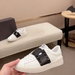 VALENTINO ヴァレンティノ 新作で希少 2024SS メンズ用 カジュアルシューズ