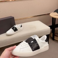 VALENTINO ヴァレンティノ 新作で希少 2024SS メンズ用 カジュアルシューズ