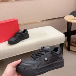 VALENTINO ヴァレンティノ 最前線新作 2024SS メンズ用 カジュアルシューズ