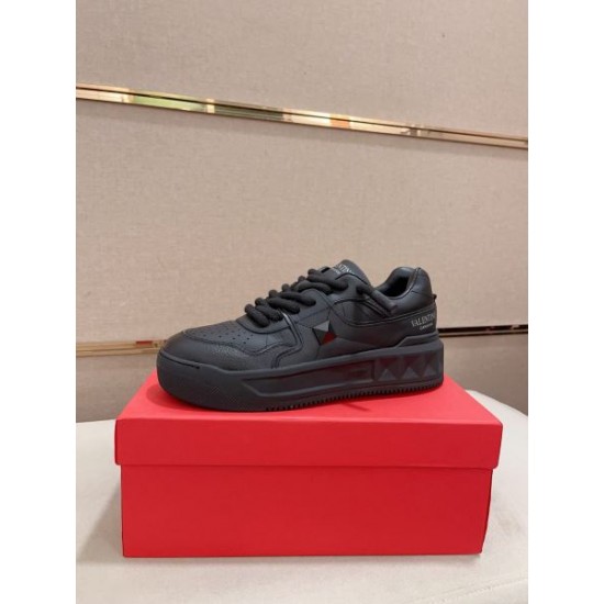 VALENTINO ヴァレンティノ 最前線新作 2024SS メンズ用 カジュアルシューズ VALENTINO ヴァレンティノ 最前線新作 2024SS メンズ用 カジュアルシューズ