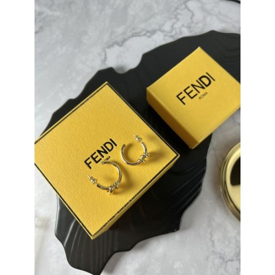 2024SS FENDI フェンデイ イヤリング 著名人やセレブも愛用する 2024SS FENDI フェンデイ イヤリング 著名人やセレブも愛用する
