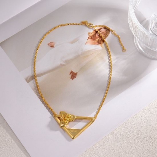 2024SS PRADA プラダ ネックレス おしゃれ上級者の印象がある 2024SS PRADA プラダ ネックレス おしゃれ上級者の印象がある