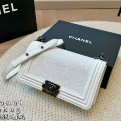 カジュアルな雰囲気があり 2024SS ショルダーバッグ CHANEL シャネル