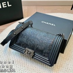 カジュアルな雰囲気があり 2024SS ショルダーバッグ CHANEL シャネル