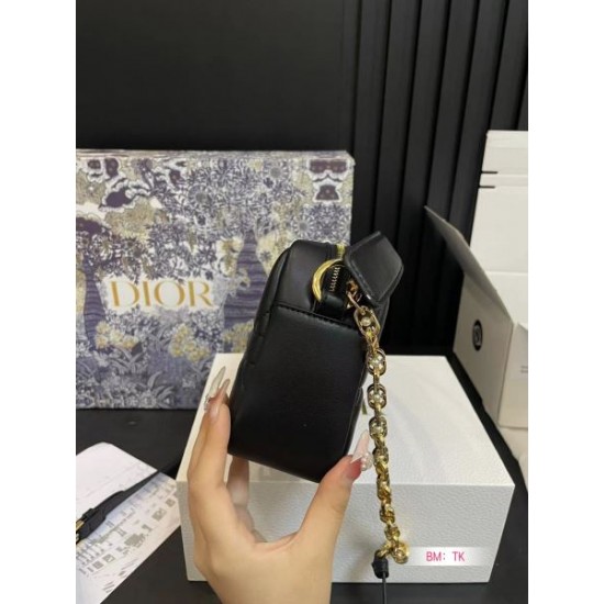 上品カジュアルな雰囲気に 2024SS ショルダーバッグ DIOR ディオール 上品カジュアルな雰囲気に 2024SS ショルダーバッグ DIOR ディオール