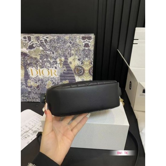 上品カジュアルな雰囲気に 2024SS ショルダーバッグ DIOR ディオール 上品カジュアルな雰囲気に 2024SS ショルダーバッグ DIOR ディオール