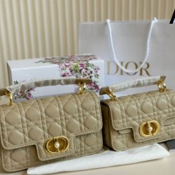 今年の春夏コーデに活躍する 2024SS トートバッグ DIOR ディオール