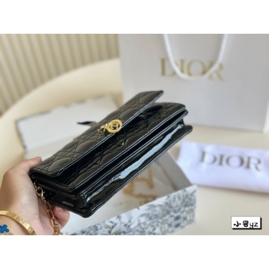 おしゃれ上級者の印象がある 2024SS トートバッグ DIOR ディオール おしゃれ上級者の印象がある 2024SS トートバッグ DIOR ディオール