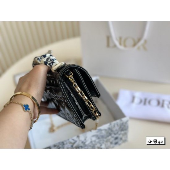 おしゃれ上級者の印象がある 2024SS トートバッグ DIOR ディオール おしゃれ上級者の印象がある 2024SS トートバッグ DIOR ディオール