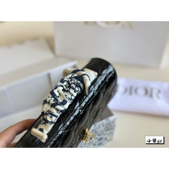 おしゃれ上級者の印象がある 2024SS トートバッグ DIOR ディオール おしゃれ上級者の印象がある 2024SS トートバッグ DIOR ディオール