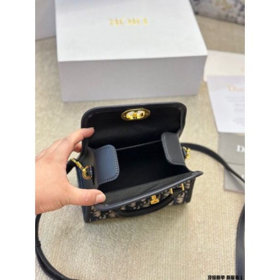 国内完売の入手困難アイテム 2024SS トートバッグ DIOR ディオール 国内完売の入手困難アイテム 2024SS トートバッグ DIOR ディオール