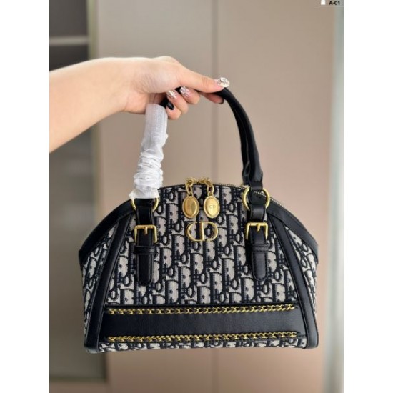 今やセレブ御用達で大人気の 2024SS トートバッグ DIOR ディオール 今やセレブ御用達で大人気の 2024SS トートバッグ DIOR ディオール