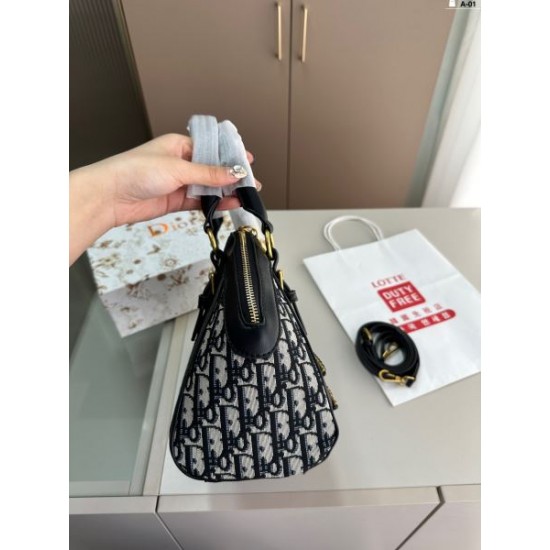 今やセレブ御用達で大人気の 2024SS トートバッグ DIOR ディオール 今やセレブ御用達で大人気の 2024SS トートバッグ DIOR ディオール