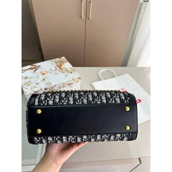 今やセレブ御用達で大人気の 2024SS トートバッグ DIOR ディオール 今やセレブ御用達で大人気の 2024SS トートバッグ DIOR ディオール
